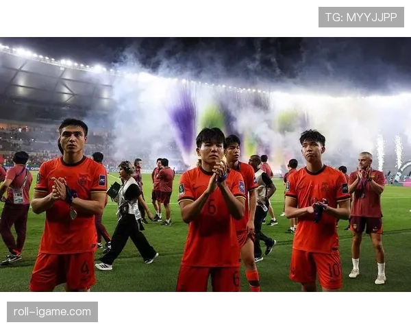 亚运会足球赛争议判罚引热议，错失晋级队伍仍获赞表现亮眼